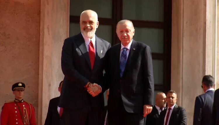 Erdogan takon Ramën, pritet nënshkrimi i marrëveshjeve për arsim, komunikim e bujqësi