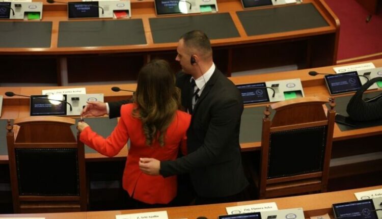 Nisin hetimet ndaj deputetes që hodhi lëndë të dyshimtë në Kuvendin e Shqipërisë