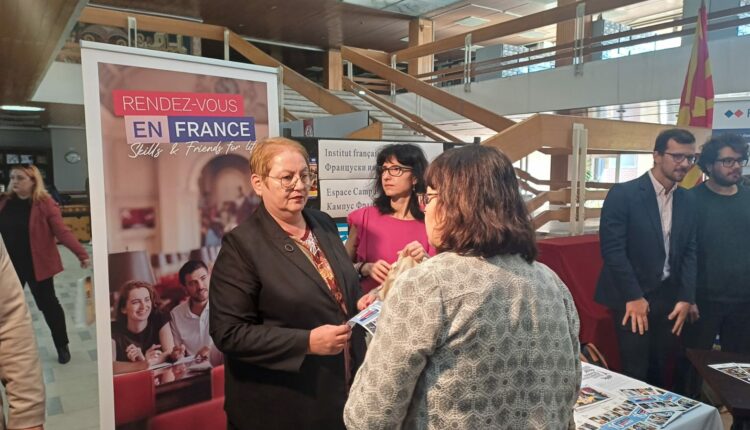 Janevska: Ne i mbështesim të rinjtë të studiojnë në universitetet më të mira botërore, por edhe i inkurajojmë fuqishëm që të kthehen dhe të ndërtojnë të ardhmen në vendin e tyre