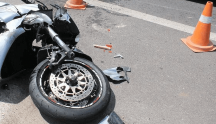 Aksident i rëndë në rrugën e transitit në Pejë, një motoçiklist dërgohet në QKUK