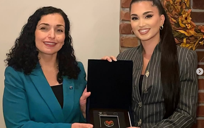 Presidentja Osmani nderon me medalje këngëtaren Enisa Nikaj