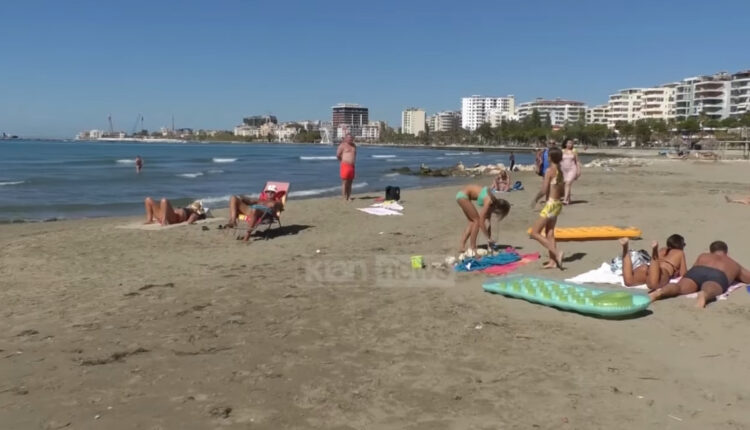 Plazh në Tetor në bregdetin e Vlorës