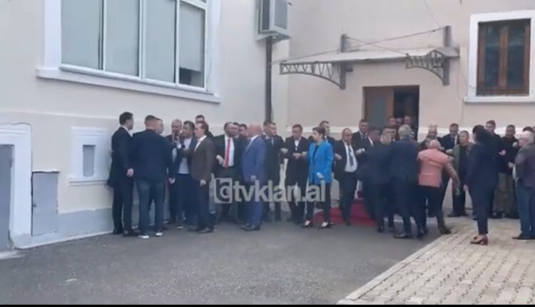 “Mos prek me dorë”, tensionohet situata në Shqipëri, deputetët e opozitës përplasen me gardistët