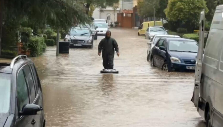 Shqipëria përfshihet nga rrebeshet e shiut, probleme me prezencën e ujit në disa qytete