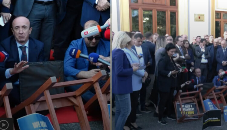 Shqipëri: Deputetët e opozitës nxjerrin karriget jashtë Kuvendit, ulen këmbëkryq në oborr