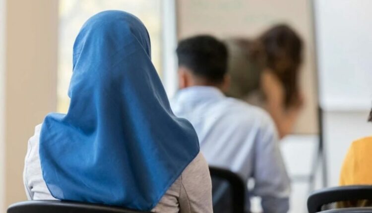 Nis mësimin vajza që u përjashtua për shkak të mbulesës, imami: Është e para në historinë e gjimnazit “Bedri Pejani” në Pejë