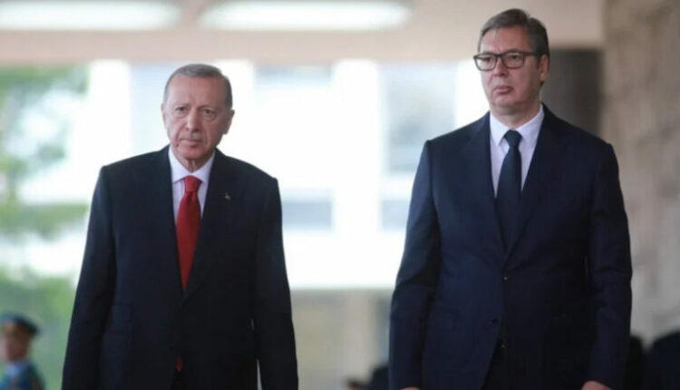 Erdogan dhe Vuçiç takohen në Beograd: Paralajmërohet forcimi i bashkëpunimit ushtarak mes dy shteteve