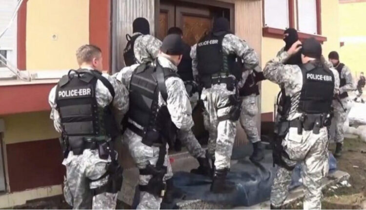 Aksion i madh policor në Maqedoni, janë arrestuar mbi 35 policë dhe doganier