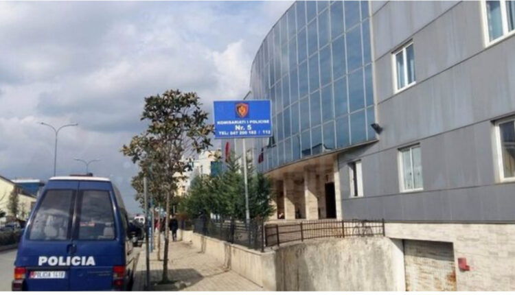 Tragjike në Kamëz, po kryente manovra me makinën, gjyshi vret aksidentalisht nipin 2-vjeçar