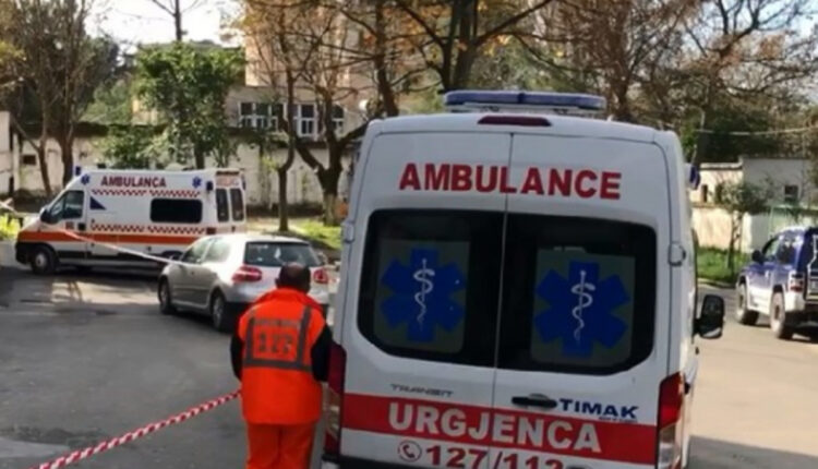 E rëndë në Elbasan/ Po i vendoste eksploziv një makine, lënda plasëse i shpërthen në dorë, humb jetën 24-vjeçari