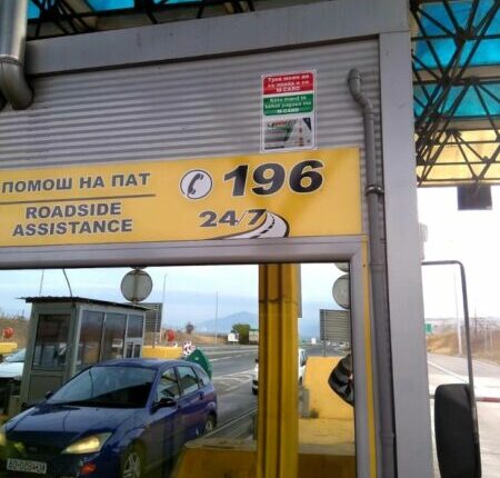 Komunikacioni zhvillohet rrjedhshëm dhe pa ndërprerje