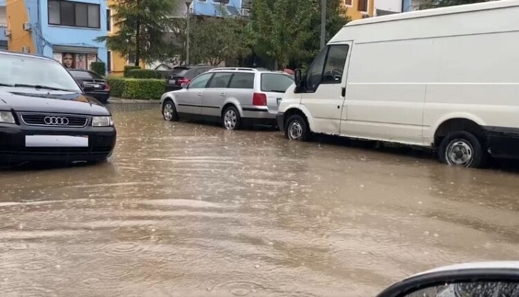 Shiu “pushton” Shqipërinë, rrugët e Lezhës si lumenj