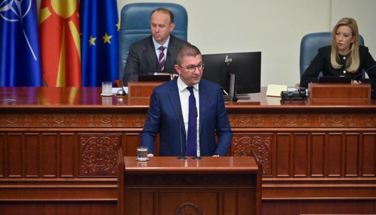 Mickoski – Apasievit: Nënshkruani amendamente me Maqedoninë e Veriut, nga e njëjta merr rrogë dhe financoni partinë, derisa shijon plazhet e Egjeut dhe blini hapësira afariste në kryeqytet