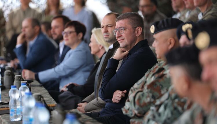 Mickoski nga Krivollaku: Vazhdojmë të investojmë në pajisje moderne për Armatën
