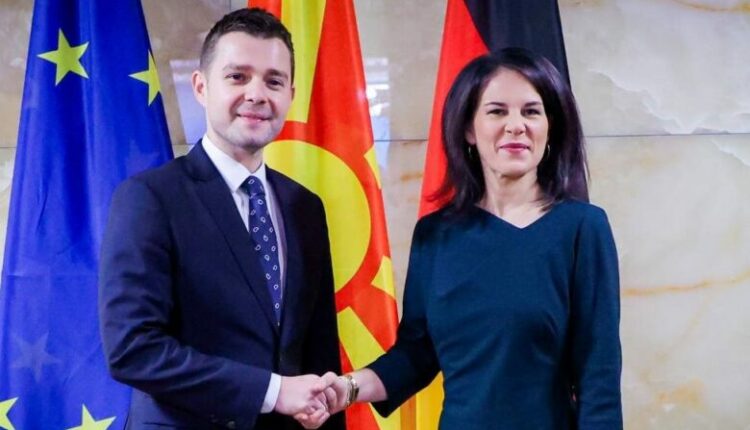 Baerbock: Ndryshimet kushtetuese janë hap kyç për fillimin e negociatave të Maqedonisë me BE-në