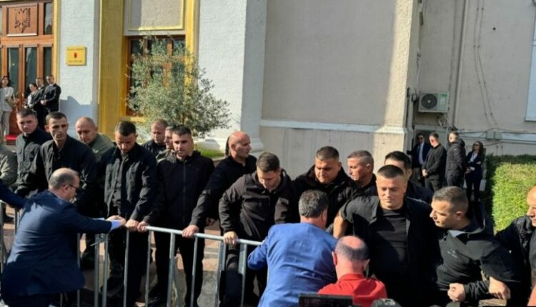 Tensione në Kuvendin e Shqipërisë, opozita vazhdon mosbindjen duke kërkuar qeveri teknike