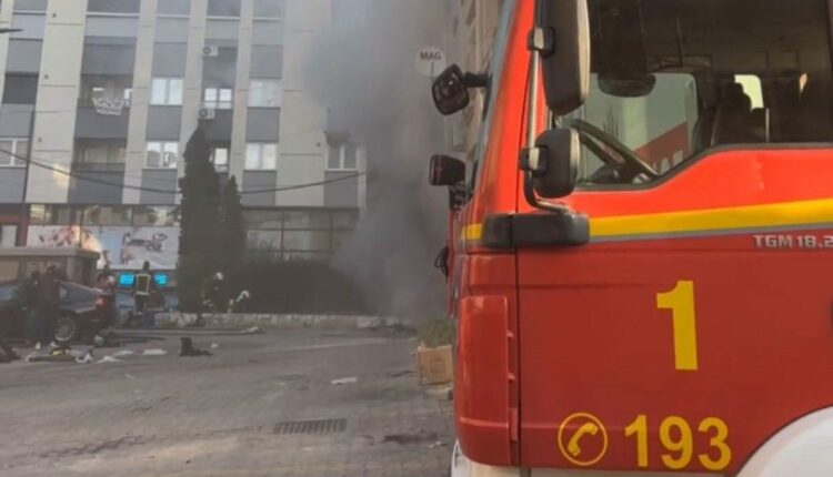 Pas luftës mbi 30 orëshe, zjarrfikësit kanë arritur të shuajnë zjarrin në bodrumin e një ndërtese në Çair