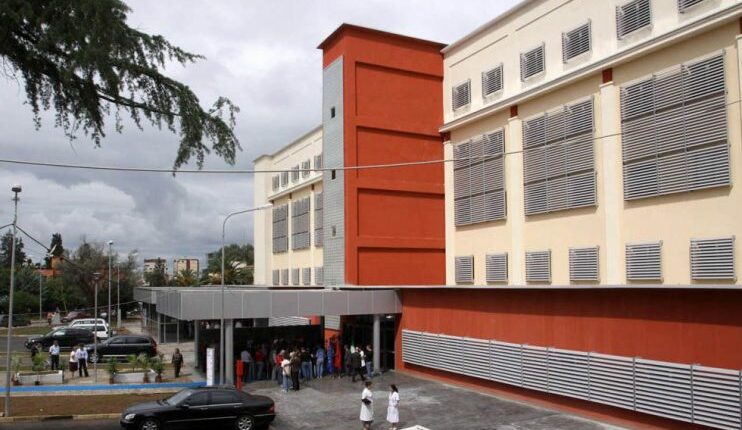Ngjarje tragjike në Tiranë, vdes nëna me foshnjën pas lindjes