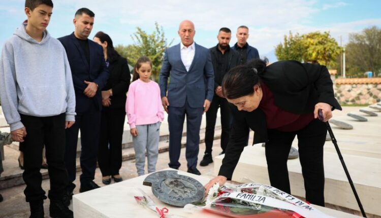“I përjetshëm kujtimi për ty plak”, Haradinaj i shkon te varri babait në ditën kur do ta festonte ditëlindjen