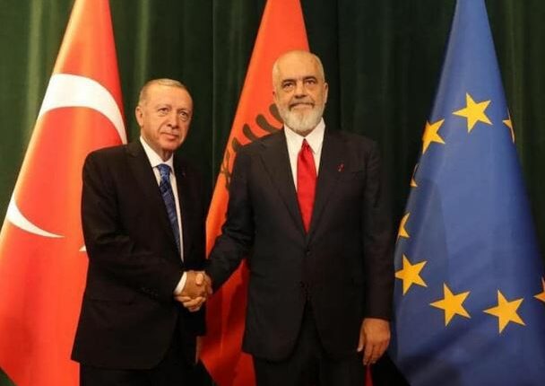 Pse Erdogan i bëri ‘dhuratë’ Shqipërisë, dronët kamikazë? (VIDEO)