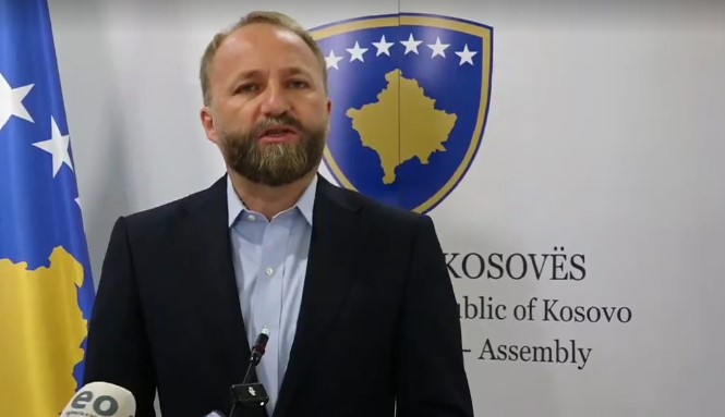 Tahiri: Ata që e kritikojnë, Kurti i quan të paguar prej Serbisë ose opozitës – duhet t’i japim vendit një qeveri të re