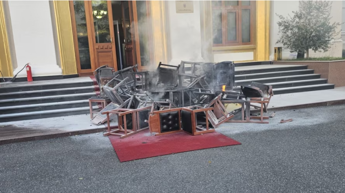 Kaosi në Kuvendin e Shqipërisë: Përjashtohen me 60 ditë deputetët Bardhi, Noka dhe Nallbati – ndëshkime edhe për të tjerë