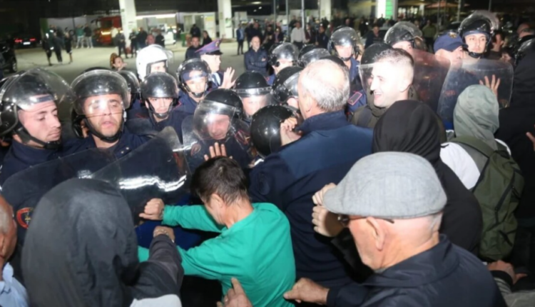 Përplasje me policinë dhe djegie gomash, mbyllet pas tri orësh protesta në Shqipëri