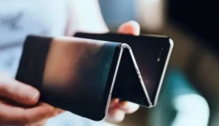 Samsung po përgatit një telefon që paloset trefish