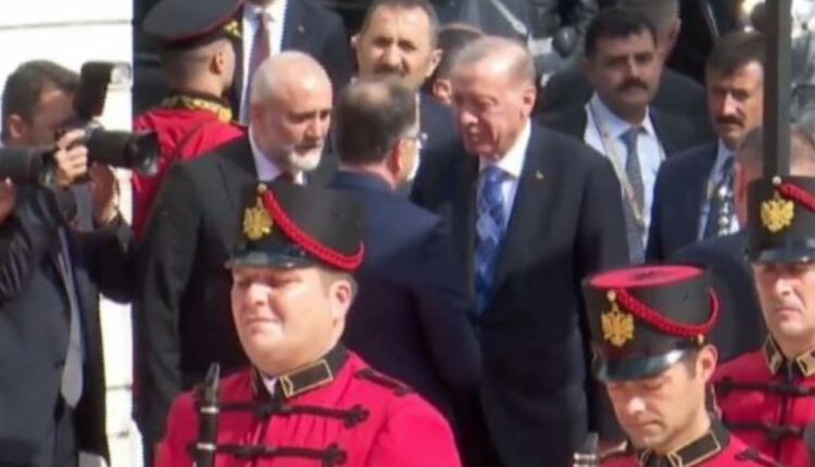 Erdogan pritet me ceremoni zyrtare/ Begaj: Mirë se vjen miku i Shqipërisë dhe shqiptarëve