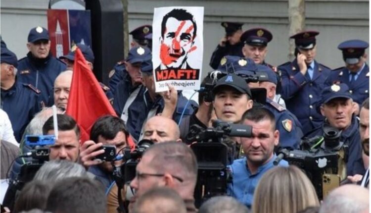 Kërkohet largimi i Erion Veliajt, opozita rikthehet të protestojë te Bashkia Tiranës