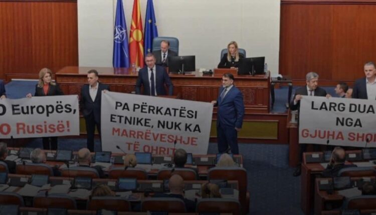 Pyetje deputetësh/ Deputetët e Frontit Europian me pankarta para Mickoskit
