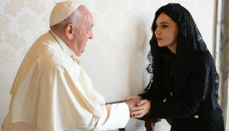Kryeparlamentarja shqiptare pritet në audiencë të veçantë nga Papa Françesku