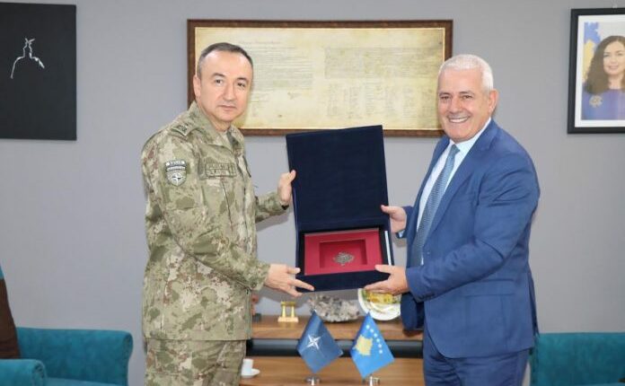 Sveçla e falënderoi Ulutashin për shërbimin e tij si komandant i KFOR-it
