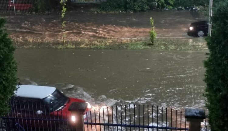Reshjet e dendura të shiut përmbytën disa rrugë dhe oborre në Tetovë