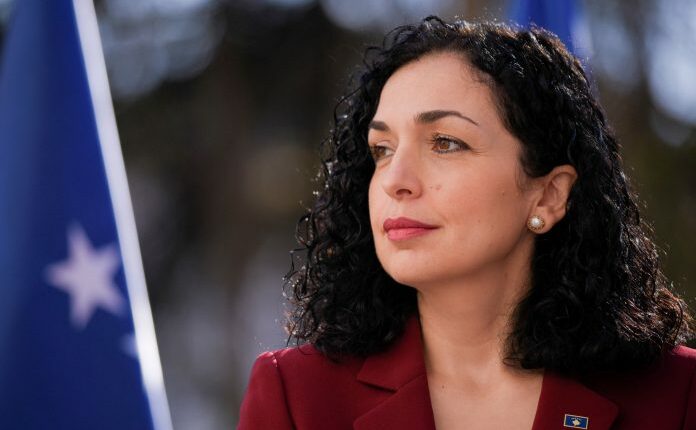 Presidentja Osmani dridh Vuçiqin në Samit: Qasja pajtuese ndaj agresorit Millosheviq çoi në luftëra të tmerrshme deri në Kosovë
