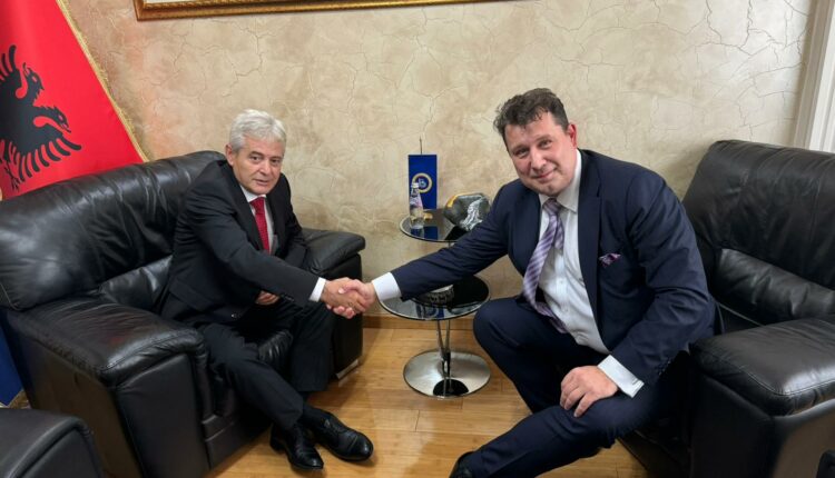 Ali Ahmeti pret ambasadorin bullgar Radukov: Korniza negociuese me BE të zbatohet, shqiptarët “e ndershëm” po poshtërsojnë kombin