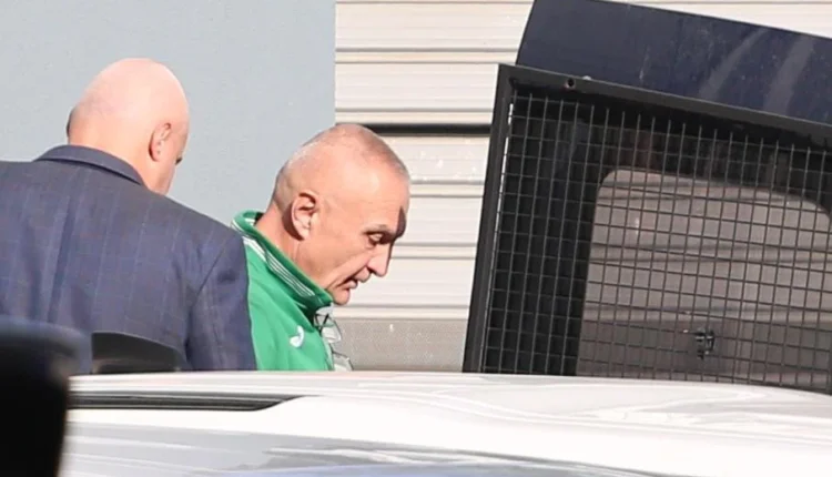 I veshur me bluzën e Celtic, momenti kur Ilir Meta del nga Drejtoria e Policisë, niset drejt bllokut të sigurisë te “Mine Peza”