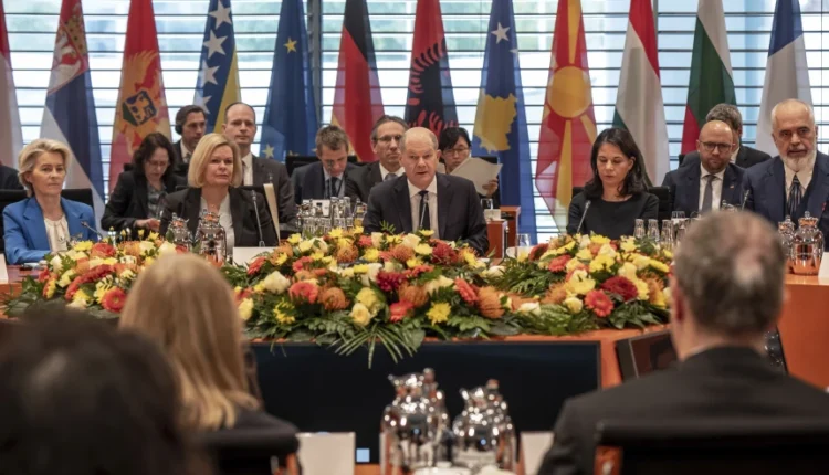 Scholz në samitin e Berlinit: Duhet dinamikë e re në normalizimin e marrëdhënieve Kosovë-Serbi
