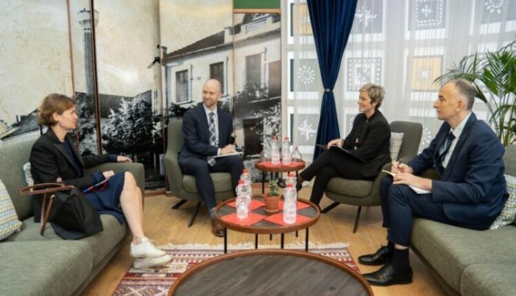 Përfaqësuesit e ambasadës amerikane vizitojnë Preshevën, Sinani i njofton për shtypjet që iu bëhen shqiptarëve