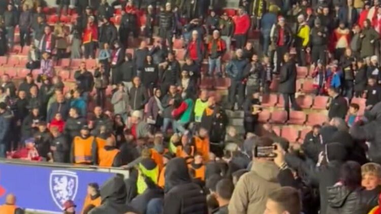 Flamuri kuq e zi me kokë poshtë dhe harta e Kosovës nën flamurin serb/ Tifozët shqiptarë përleshen me çekët në tribunë