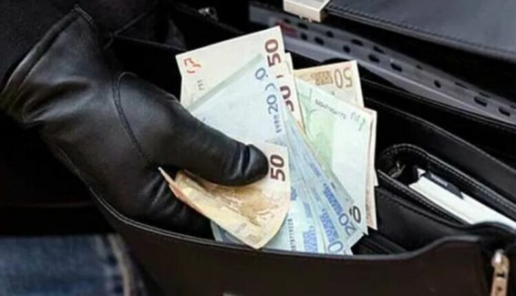 Tre persona sulmojnë një burrë, ia vjedhin paratë dhe dy telefona