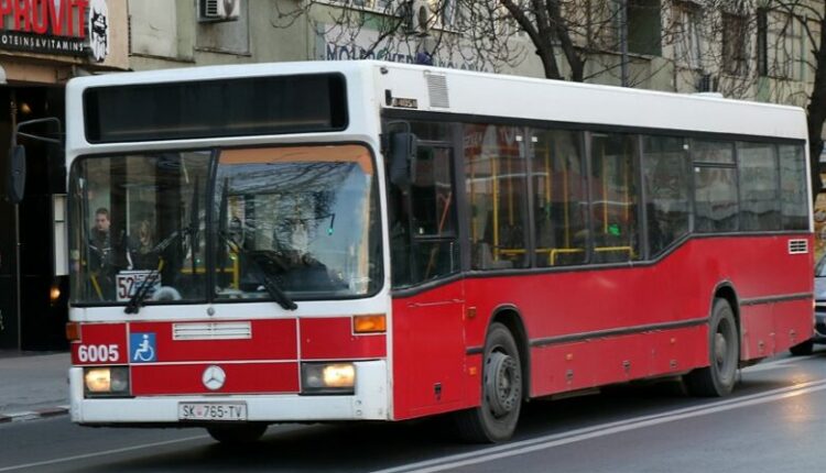 Sulmohen disa të mitur në autobusin urban në Qendër të Shkupit