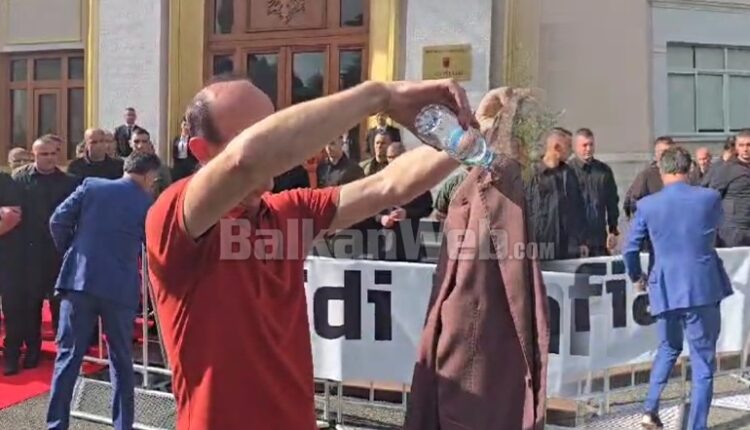 Noka tenton t’i vërë zjarrin banderolës, Sula djeg xhaketën, çfarë po ndodh në Kuvend