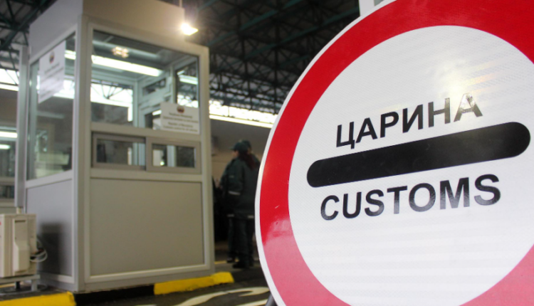 Drejtoria e Doganave e RMV-së kap 30 steka me cigare në një autobus me targa të Turqisë