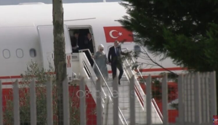 Mbërrin në Rinas Presidenti i Turqisë, Erdogan pritet nga Balluku, takime me Begajn dhe Ramën (VIDEO)