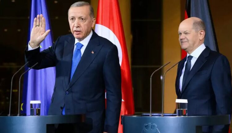 Marrëveshje azili Berlin-Ankara? DW: Vizitë e vështirë, Scholz takohet me Erdogan në Turqi! Si është marrëdhënia diplomatike mes dy shteteve