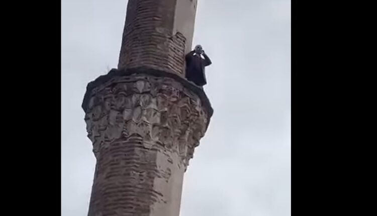 Thirret ezani në xhaminë më të vjetër në ballkan nga Rexhep Günduz! (VIDEO)