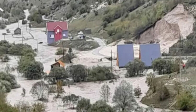 Moti i keq përfshinë edhe Malin e Zi, disa lumenj dalin nga shtrati dhe përmbysin shtëpitë