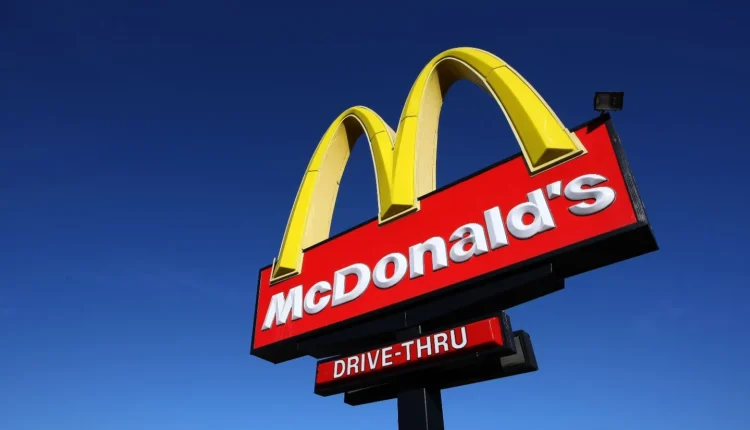 Helmim masiv nga ushqimi në restorantet McDonald’s, një i vdekur dhe rreth 50 persona në spital