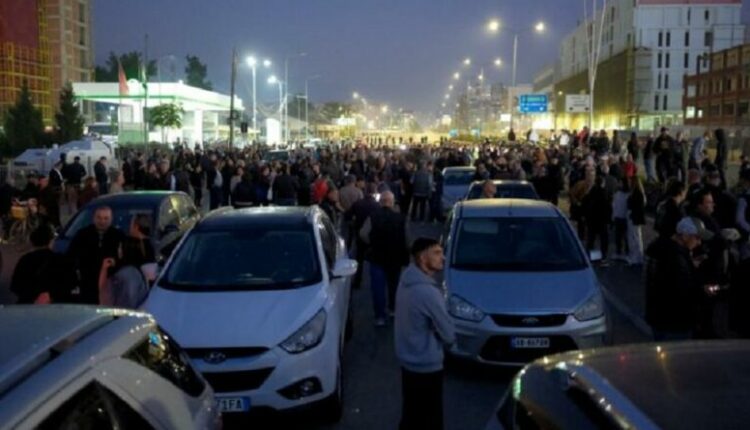 LIVE/ Opozita në Shqipëri bllokon rrugët, paralizohet qarkullimi në 6 kryqëzimet kryesore të vendit (VIDEO)